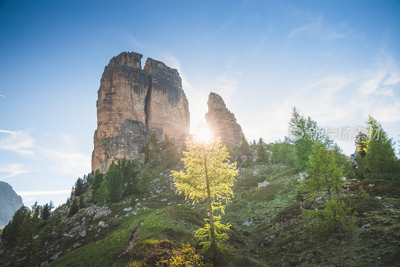 意大利Ampezzo Dolomites的自然形状“五托里”